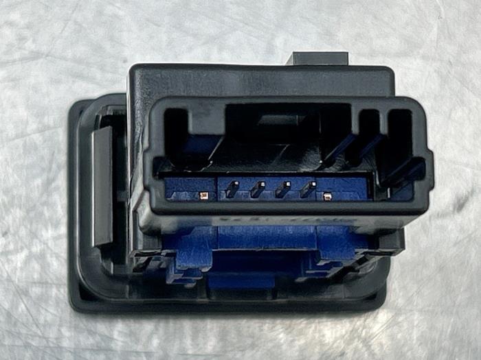 Schakelaar (diversen) van een Toyota Yaris III (P13) 1.5 16V Hybrid 2017