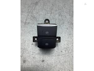 Gebruikte Handrem schakelaar Ford Focus 4 Wagon 1.0 Ti-VCT EcoBoost 12V 125 Prijs € 20,00 Margeregeling aangeboden door Gebr Opdam B.V.