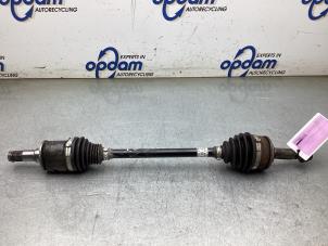 Gebruikte Aandrijfas links-voor Toyota Yaris IV (P21/PA1/PH1) 1.5 12V Hybrid 115 Prijs € 250,00 Margeregeling aangeboden door Gebr Opdam B.V.