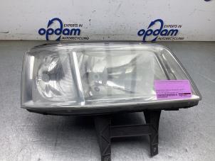 Gebruikte Koplamp rechts Volkswagen Transporter T5 2.5 TDi PF Prijs € 50,00 Margeregeling aangeboden door Gebr Opdam B.V.