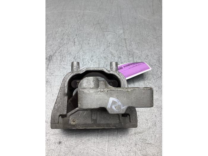 Gebruikte Motorrubber Volkswagen Caddy IV 2.0 TDI 75 Prijs € 25,00 Margeregeling aangeboden door Gebr Opdam B.V.