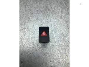 Gebruikte Paniekverlichtings Schakelaar Volkswagen Golf VI (5K1) 1.2 TSI BlueMotion Prijs € 10,00 Margeregeling aangeboden door Gebr Opdam B.V.