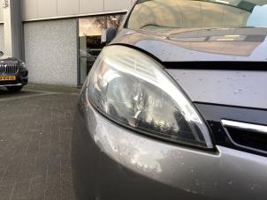 Gebruikte Rechter Koplamp Renault Grand Scénic III (JZ) 1.2 16V TCe 115 Prijs € 125,00 Margeregeling aangeboden door Gebr Opdam B.V.
