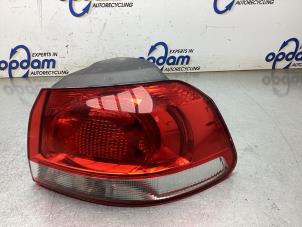 Gebruikte Achterlicht rechts Volkswagen Golf VI (5K1) 1.2 TSI BlueMotion Prijs € 40,00 Margeregeling aangeboden door Gebr Opdam B.V.