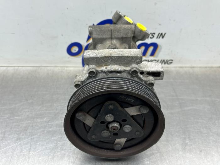 Gebruikte Aircopomp Renault Clio III (BR/CR) 1.4 16V Prijs € 50,00 Margeregeling aangeboden door Gebr Opdam B.V.