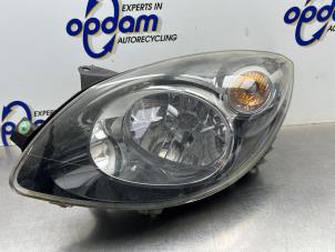 Gebruikte Linker Koplamp Renault Twingo II (CN) 1.2 16V Prijs € 100,00 Margeregeling aangeboden door Gebr Opdam B.V.