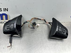 Gebruikte Schakelaar stuurbediening Opel Corsa D 1.2 16V Prijs € 30,00 Margeregeling aangeboden door Gebr Opdam B.V.