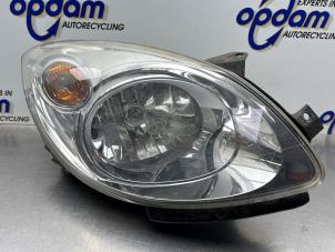 Gebruikte Rechter Koplamp Renault Twingo II (CN) 1.2 Prijs € 100,00 Margeregeling aangeboden door Gebr Opdam B.V.