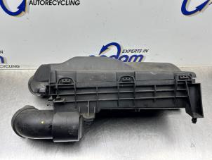 Gebruikte Luchtfilterhuis Peugeot 308 SW (4E/H) 1.6 16V THP 155 Prijs € 35,00 Margeregeling aangeboden door Gebr Opdam B.V.