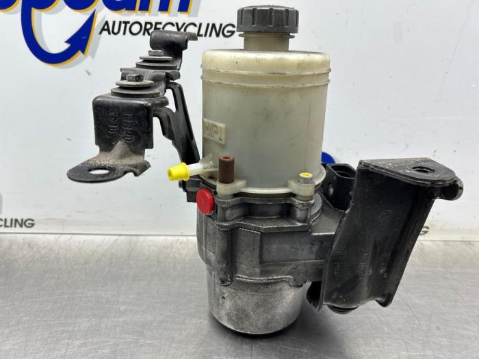 Gebruikte Pomp Servo Volkswagen Polo IV (9N1/2/3) 1.4 16V Prijs € 225,00 Margeregeling aangeboden door Gebr Opdam B.V.