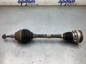 Gebruikte Aandrijfas links-voor Skoda Superb Combi (3V5) 1.6 TDI Prijs € 125,00 Margeregeling aangeboden door Gebr Opdam B.V.