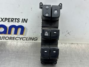 Gebruikte Schakelaar Elektrisch Raam Hyundai i10 (B5) 1.0 12V Prijs € 50,00 Margeregeling aangeboden door Gebr Opdam B.V.