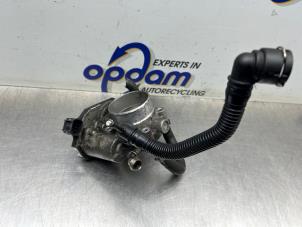 Gebruikte Gasklephuis Opel Astra J Sports Tourer (PD8/PE8/PF8) 1.6 16V Prijs € 75,00 Margeregeling aangeboden door Gebr Opdam B.V.