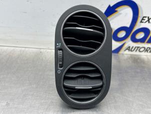 Gebruikte Luchtrooster Dashboard Volkswagen Golf Plus (5M1/1KP) 1.2 TSI BlueMOTION Prijs € 25,00 Margeregeling aangeboden door Gebr Opdam B.V.