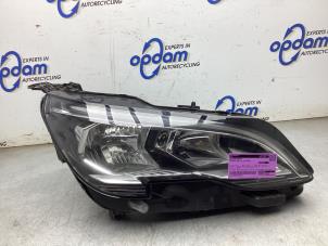 Gebruikte Koplamp rechts Peugeot 3008 II (M4/MC/MJ/MR) 1.2 12V e-THP PureTech 130 Prijs € 400,00 Margeregeling aangeboden door Gebr Opdam B.V.