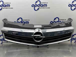 Gebruikte Grille Opel Astra H (L48) 1.6 16V Prijs € 50,00 Margeregeling aangeboden door Gebr Opdam B.V.