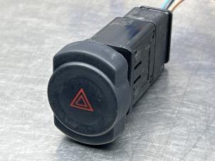 Gebruikte Alarmlicht Schakelaar Dacia Logan MCV I (KS) 1.6 16V Prijs € 22,00 Margeregeling aangeboden door Gebr Opdam B.V.