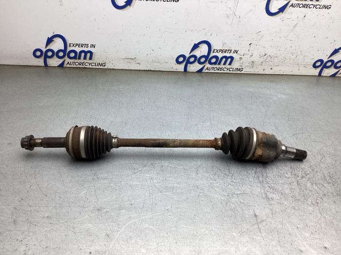 Gebruikte Aandrijfas links-voor Toyota iQ 1.0 12V VVT-i Prijs € 50,00 Margeregeling aangeboden door Gebr Opdam B.V.