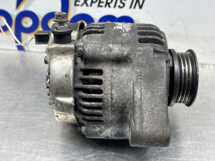 Gebruikte Alternator Daihatsu Cuore (L251/271/276) 1.0 12V DVVT Prijs € 50,00 Margeregeling aangeboden door Gebr Opdam B.V.