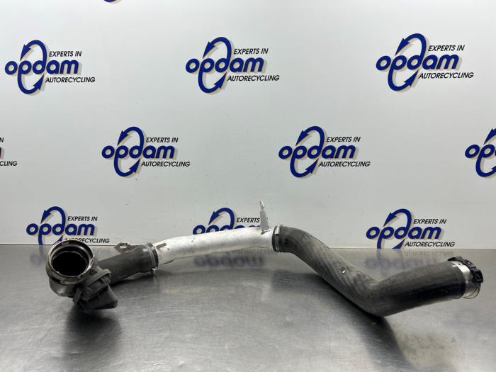 Gebruikte Intercooler Buis Volvo V40 (MV) 1.5 T3 16V Geartronic Prijs € 75,00 Margeregeling aangeboden door Gebr Opdam B.V.