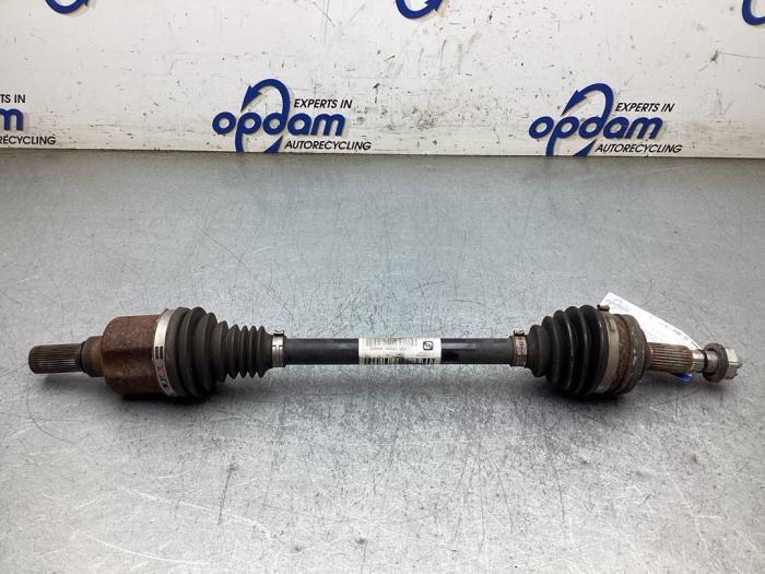 Gebruikte Aandrijfas links-voor Peugeot 3008 II (M4/MC/MJ/MR) 1.2 12V e-THP PureTech 130 Prijs € 150,00 Margeregeling aangeboden door Gebr Opdam B.V.