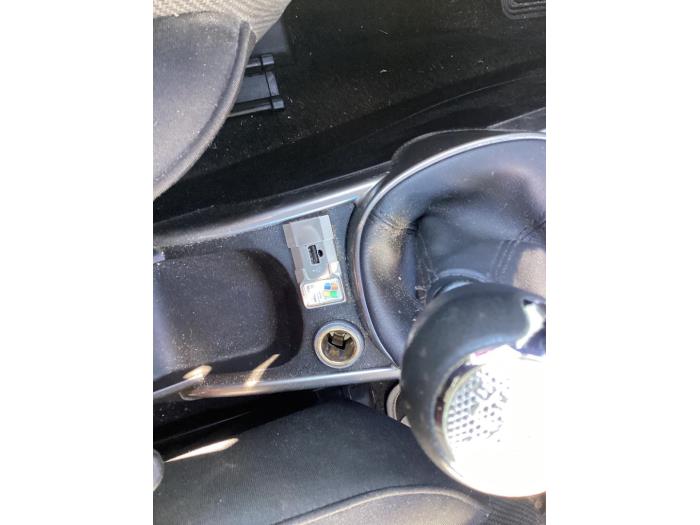 Gebruikte AUX/USB aansluiting Alfa Romeo MiTo (955) 1.4 16V Prijs € 25,00 Margeregeling aangeboden door Gebr Opdam B.V.