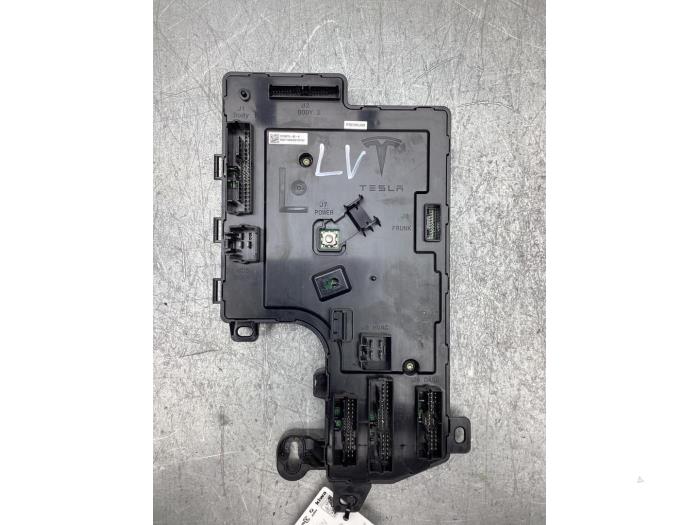 Gebruikte Module Bodycontrol Tesla Model 3 Standard RWD Plus 60 kWh Prijs € 75,00 Margeregeling aangeboden door Gebr Opdam B.V.