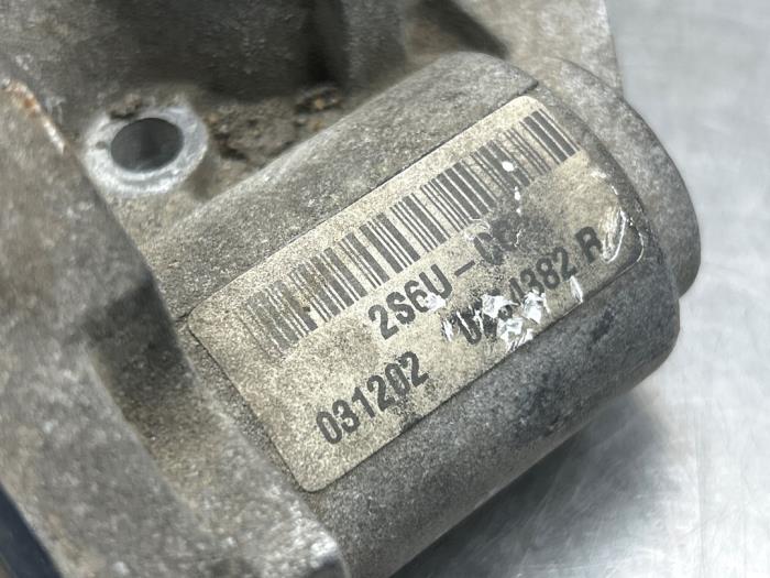 Gasklephuis van een Ford Fiesta 5 (JD/JH) 1.4 16V 2003