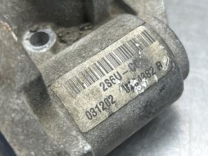Gasklephuis van een Ford Fiesta 5 (JD/JH) 1.4 16V 2003