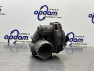 Gasklephuis van een Ford Fiesta 5 (JD/JH) 1.4 16V 2003