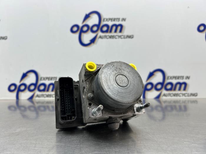 Gebruikte ABS Pomp Opel Corsa D 1.4 16V Twinport Prijs € 300,00 Margeregeling aangeboden door Gebr Opdam B.V.