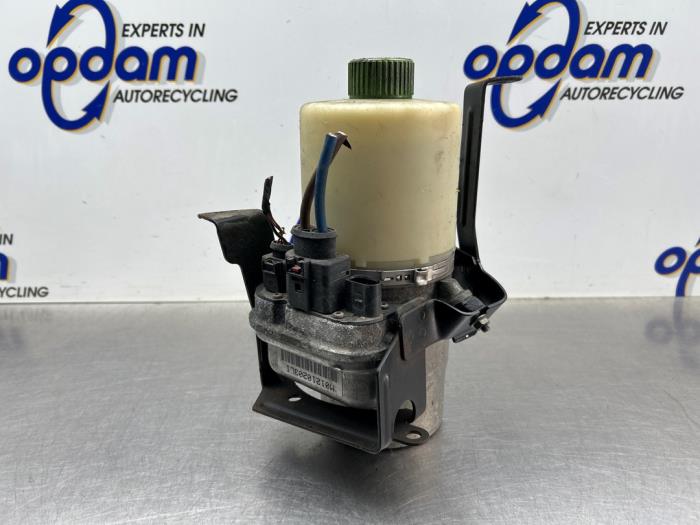 Pomp Servo van een Volkswagen Polo V (6R) 1.4 16V 2011