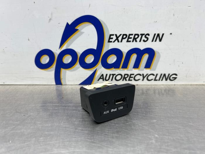Gebruikte AUX/USB aansluiting Hyundai i30 (GDHB5) 1.6 CRDi Blue Drive 16V VGT Prijs € 30,00 Margeregeling aangeboden door Gebr Opdam B.V.