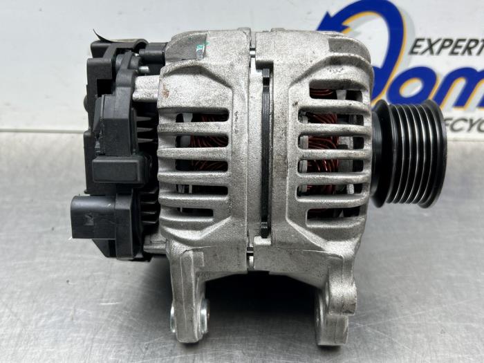 Gebruikte Dynamo Volkswagen Bora (1J2) 1.6 16V Prijs € 75,00 Margeregeling aangeboden door Gebr Opdam B.V.