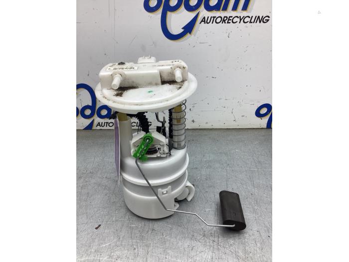 Gebruikte Benzinepomp Renault Captur I (2R) 0.9 Energy TCE 12V Prijs € 75,00 Margeregeling aangeboden door Gebr Opdam B.V.