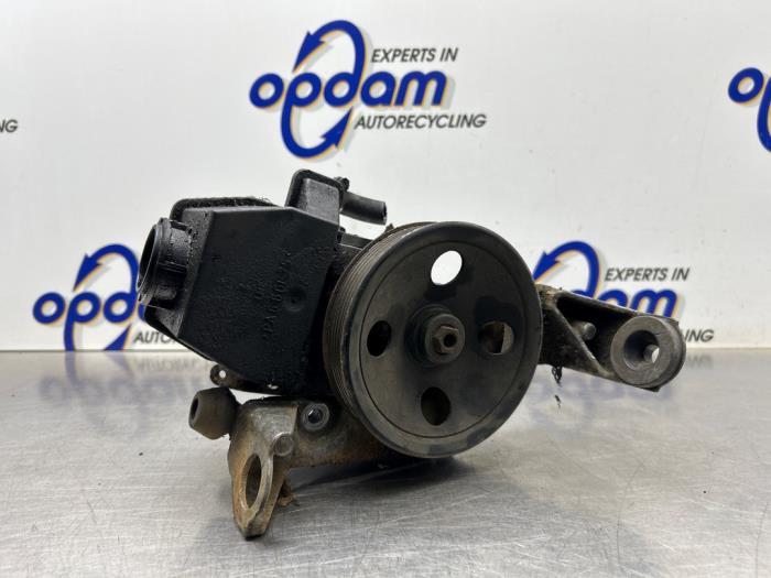 Gebruikte Pomp Servo Mercedes C (W203) 2.0 C-180 16V Prijs € 75,00 Margeregeling aangeboden door Gebr Opdam B.V.