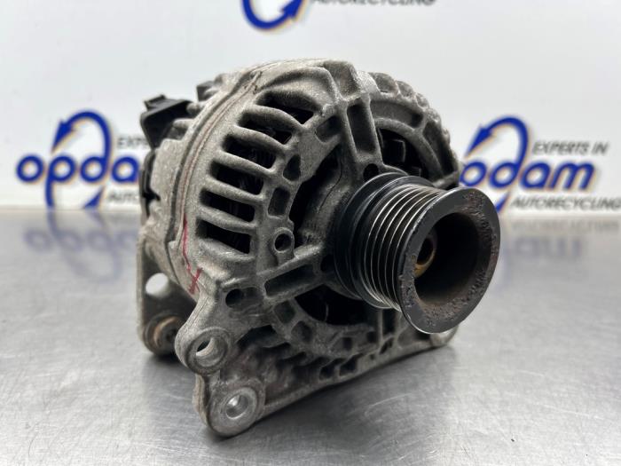 Alternator van een Volkswagen Polo IV (9N1/2/3) 1.4 16V 2004