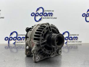 Alternator van een Volkswagen Polo IV (9N1/2/3) 1.4 16V 2004