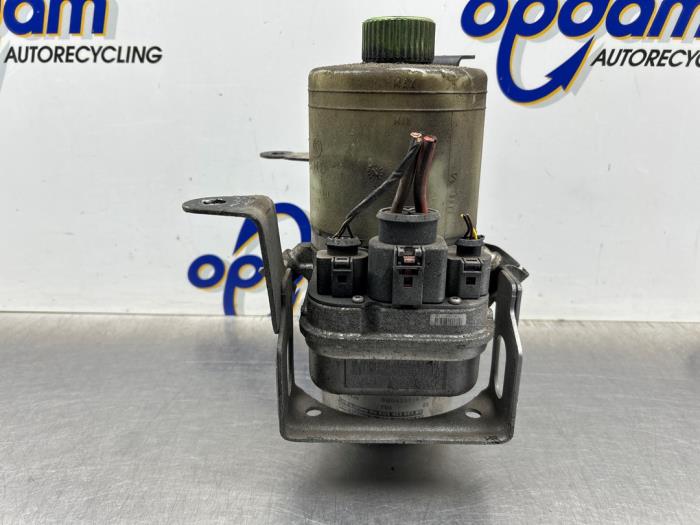 Gebruikte Pomp Servo Volkswagen Polo IV (9N1/2/3) 1.4 16V Prijs € 125,00 Margeregeling aangeboden door Gebr Opdam B.V.