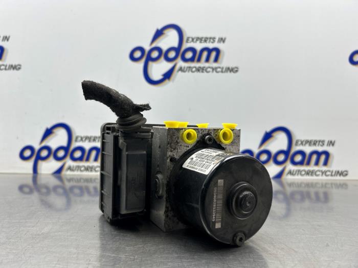 Gebruikte ABS Pomp Opel Astra J Sports Tourer (PD8/PE8/PF8) 1.6 CDTI 16V Prijs € 200,00 Margeregeling aangeboden door Gebr Opdam B.V.