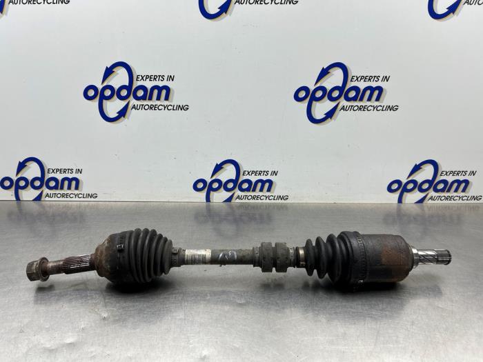 Gebruikte Aandrijfas links-voor Nissan Qashqai (J10) 2.0 16V Prijs € 100,00 Margeregeling aangeboden door Gebr Opdam B.V.