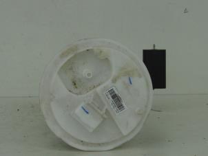 Gebruikte Benzinepomp Opel Corsa D 1.2 16V Prijs € 21,00 Margeregeling aangeboden door Gebr Opdam B.V.