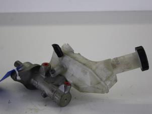 Gebruikte Hoofdremcilinder Renault Clio III (BR/CR) 1.2 16V TCe 100 Prijs € 20,00 Margeregeling aangeboden door Gebr Opdam B.V.