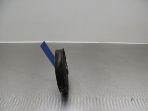 Gebruikte Krukas Poelie Opel Vivaro 1.9 DI Prijs € 42,00 Margeregeling aangeboden door Gebr Opdam B.V.