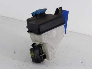 Gebruikte Ruitensproeiertank voor Hyundai Getz 1.5 CRDi 12V Prijs € 8,00 Margeregeling aangeboden door Gebr Opdam B.V.