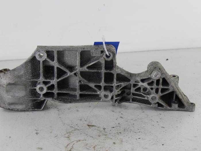 Gebruikte Dynamosteun boven Skoda Octavia Combi (1U5) 1.6 GLX Prijs op aanvraag aangeboden door Gebr Opdam B.V.