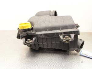 Gebruikte Luchtfilterhuis Renault Trafic New (FL) 2.5 dCi 16V 145 Prijs op aanvraag aangeboden door Gebr Opdam B.V.