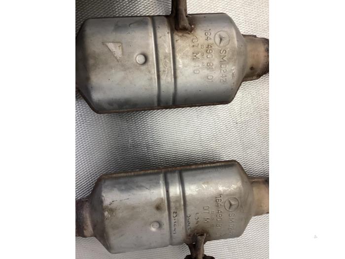 Uitlaat Middendemper van een Mercedes-Benz ML II (164/4JG) 3.5 350 4-Matic V6 24V 2008