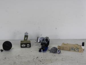 Gebruikte Set Cilindersloten (compleet) Mazda 2 (NB/NC/ND/NE) 1.4 16V Prijs € 34,00 Margeregeling aangeboden door Gebr Opdam B.V.