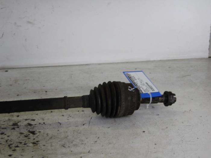 Gebruikte Steekas rechts-voor Nissan Kubistar (F10) 1.5 dCi 65 Prijs € 30,00 Margeregeling aangeboden door Gebr Opdam B.V.